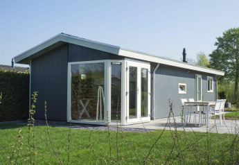 Moderne Velthorst 4-lodge aan de Zuiderzee in Nederland met grote ramen en gezellig terras.