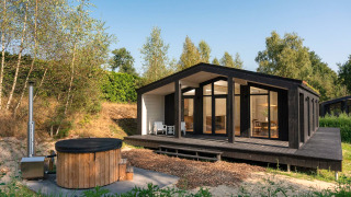 Tiny house Hills moderne avec bain à remous au Wilsumer Berge, Allemagne, entourée de verdure.