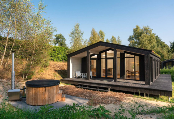 Tiny house Hills moderne avec bain à remous au Wilsumer Berge, Allemagne, entourée de verdure.