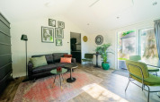 Salon lumineux et moderne au lodge Berkel 4, De Utrechtse Heuvelrug, Pays-Bas, avec accents végétaux.