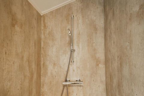 Ducha moderna en Berkel 4, De Utrechtse Heuvelrug, Países Bajos, con paredes de aspecto natural.