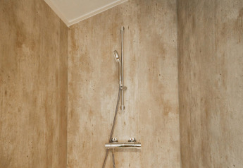 Douche moderne dans la Berkel 4, De Utrechtse Heuvelrug, Pays-Bas, avec murs effet pierre.