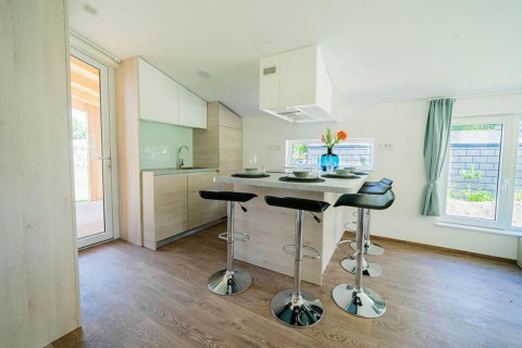 Cuisine moderne et lumineuse avec îlot et tabourets au Panorama Cottage 4, De Utrechtse Heuvelrug, Pays-Bas.