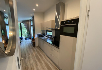 Moderne Küche und Wohnbereich in Pavilion 6 der Lodge De Utrechtse Heuvelrug in den Niederlanden.