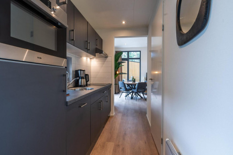 Cucina moderna e zona pranzo nel Baby Cottage, tiny house a Hoge Kempen, Belgio.