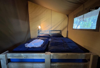 Interno di una tenda safari con due letti singoli presso Bergerven Lodge, Hoge Kempen, Belgio.