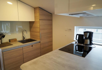 Moderne tekøkken i Panorama Cottage ved Hoge Kempen i Belgien, med kaffemaskine og kogeplade.