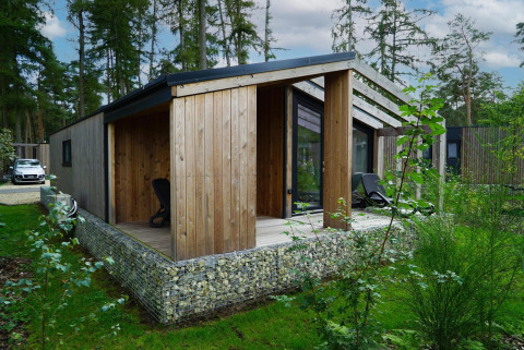 Panorama Cottage, een modern houten tiny house in Hoge Kempen, België, omringd door groene natuur.
