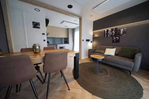 Moderne leef- en eetruimte in Lieteberg cottage, Hoge Kempen, België, met warme en gezellige inrichting.