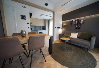 Modernes Wohnzimmer und Essbereich im Lieteberg Cottage, Hoge Kempen, Belgien, mit stilvollem Dekor.