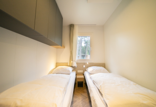 Værelse med to enkeltsenge på Lieteberg cottage i Hoge Kempen, Belgien, lyst indrettet og hyggeligt.