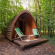 Træpod Duo Pod Large med terrasse og to grønne liggestole i skovområdet ved RØSTIG Dorst, Holland.