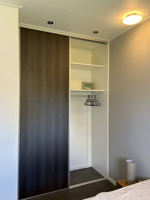 Moderne kleerkast in een North Sea DeLuxe lodge, Vakantiepark de Zeeuwse Parel, Nederland.