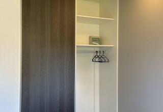 Moderne kleerkast in een North Sea DeLuxe lodge, Vakantiepark de Zeeuwse Parel, Nederland.