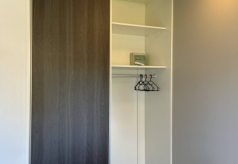 Moderne garderobe i en lodge på North Sea DeLuxe, Vakantiepark de Zeeuwse Parel, Nederlandene.