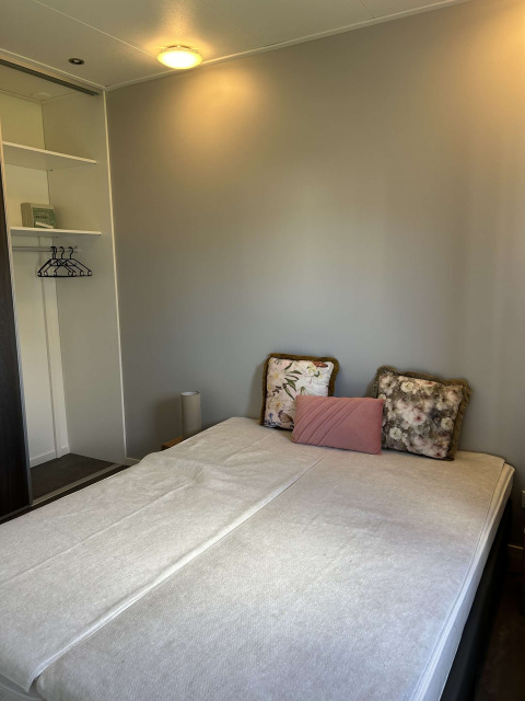 Dormitorio en North Sea DeLuxe lodge en Vakantiepark de Zeeuwse Parel, moderno y bien decorado.