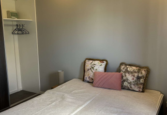 Modernes Schlafzimmer in der North Sea DeLuxe Lodge im Vakantiepark de Zeeuwse Parel, Niederlande.