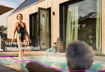 Donna entra in piscina privata riscaldata al lodge Unbrick One con sauna e piscina, casa moderna.