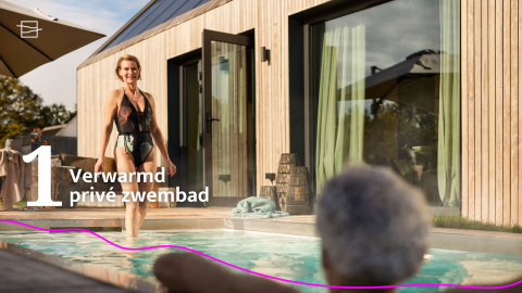 Mujer entrando en piscina privada climatizada en Unbrick One lodge con sauna y piscina, casa moderna.