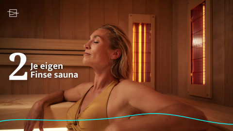 Vrouw geniet van een privé Finse sauna bij Unbrick One Lodge, omringd door een warm houten interieur.