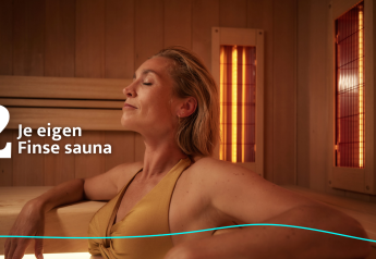 Frau entspannt in einer privaten finnischen Sauna bei Unbrick One Lodge, mit warmem Holzinterieur.