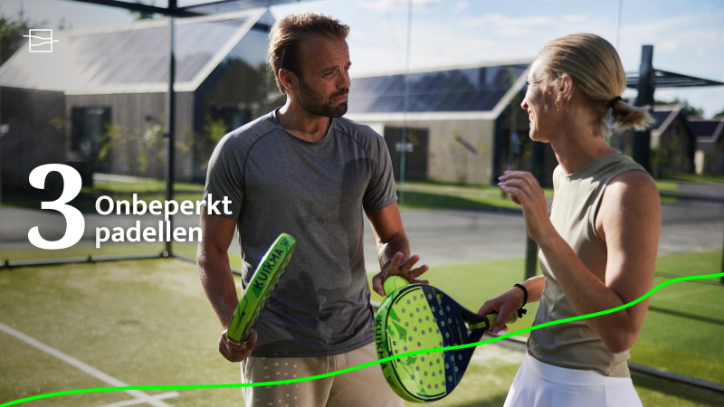 Zwei Menschen spielen Padel-Tennis im Freien am Unbrick One Lodge mit Sauna und Pool im Hintergrund.