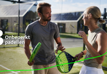 Due persone giocano a padel all'aperto presso Unbrick One lodge con sauna e piscina sullo sfondo.