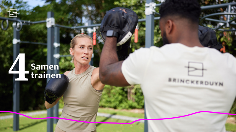Dos personas entrenando al aire libre con guantes de boxeo en el lodge Unbrick One | Sauna and Pool.