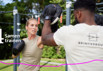 Dos personas entrenando al aire libre con guantes de boxeo en el lodge Unbrick One | Sauna and Pool.