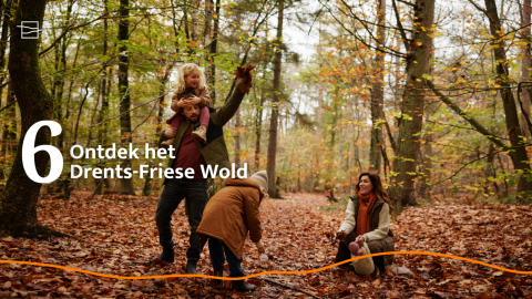 Familia paseando en otoño por el Drents-Friese Wold cerca de Unbrick One Lodge con sauna y piscina.