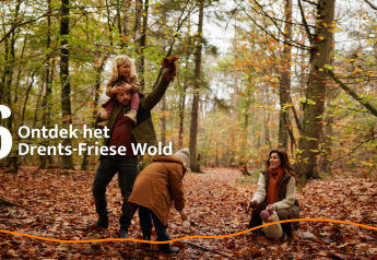 Famiglia nel bosco autunnale di Drents-Friese Wold vicino al lodge Unbrick One con sauna e piscina.