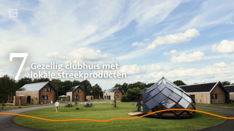 Lodges modernos y club social en Unbrick One, sauna, piscina y productos locales bajo cielo azul.