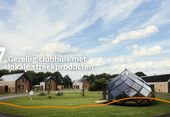 Lodges modernes et club convivial à Unbrick One, avec sauna, piscine et produits régionaux sous ciel bleu.