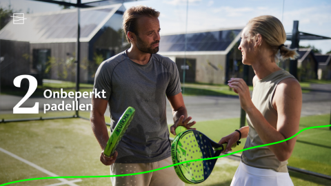 To personer spiller padel på en udendørs bane ved Unbrick One | Sauna at Brinckerduyn i Holland.