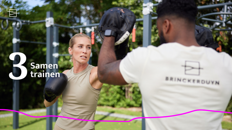 Dos personas entrenando boxeo al aire libre en la lodge Brinckerduyn Unbrick One en los Países Bajos.