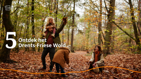 Una familia explora el bosque Drents-Friese Wold junto a Unbrick One | Sauna en Brinckerduyn, Países Bajos.