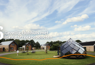 Lodge moderni e clubhouse a Unbrick One | Sauna presso Brinckerduyn nei Paesi Bassi sotto un cielo azzurro.