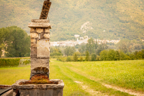 Ein alter steinerner Pfosten an einem Feldweg bei Camping Al Lago di Lago in Veneto, Italien.