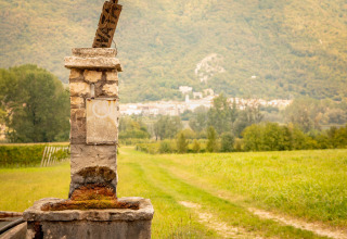 Ein alter steinerner Pfosten an einem Feldweg bei Camping Al Lago di Lago in Veneto, Italien.