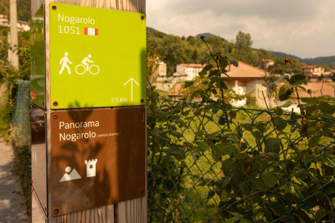 Cartello al Camping Al Lago di Lago, Veneto, Italia, con indicazioni per Nogarolo e vista panoramica.
