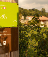 Señal en Camping Al Lago di Lago, Véneto, Italia, indica ruta a Nogarolo y vista panorámica.