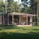 Moderne Thor cottage-lodge i naturskønt skovområde med solrig terrasse og komfortable udendørs møbler.