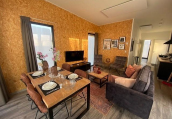 Modernes Wohnzimmer und Essbereich mit Holzdekor im Just Nature Light, IJssel Islands, Niederlande.