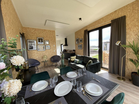Interior moderno del lodge Just Nature Light en las Islas IJssel de los Países Bajos con zona de comedor.
