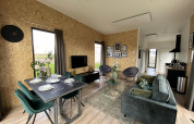 Modern interieur van Just Nature Light lodge op de IJssel Eilanden in Nederland met zithoek en eettafel.