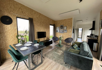Moderne woonkamer en keuken van Just Nature Light lodge op de IJssel Eilanden in Nederland.