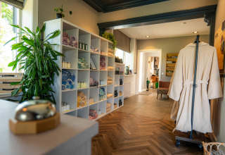 Entrée de l’espace spa à Hofparken Wiltershaar, avec peignoir, étagères et plantes, en Gueldre, Pays-Bas.