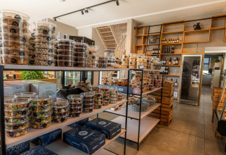 Interior de la tienda en Hofparken Wiltershaar con dulces locales y vinos en Gelderland, Países Bajos.