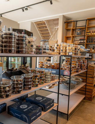 Innenansicht eines Hofparken Wiltershaar Ladens mit regionalen Spezialitäten und Weinauswahl in Gelderland.