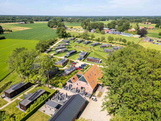 Luftaufnahme des Ferienparks Hofparken Wiltershaar, umgeben von Feldern in Gelderland, Niederlande.